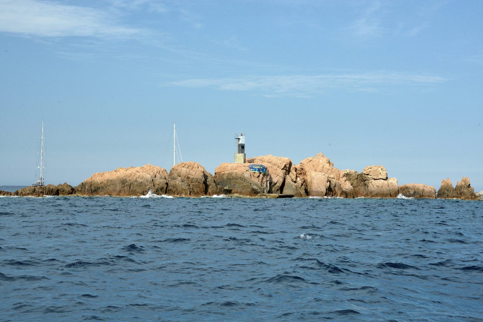 Islote principal de las Illes Formigues con su faro, fotografiado desde el mar